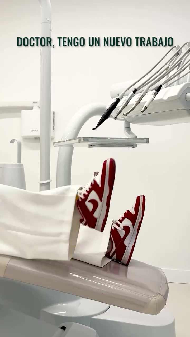 Voorbeeldadvertentie: campagne van een tandartspraktijk met sneakers op de behandelstoel