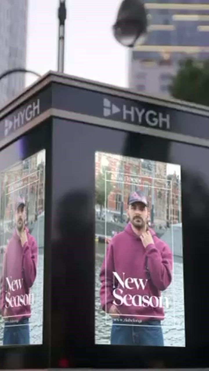 Voorbeeldadvertentie: een modecampagne op digitale schermen in de stad