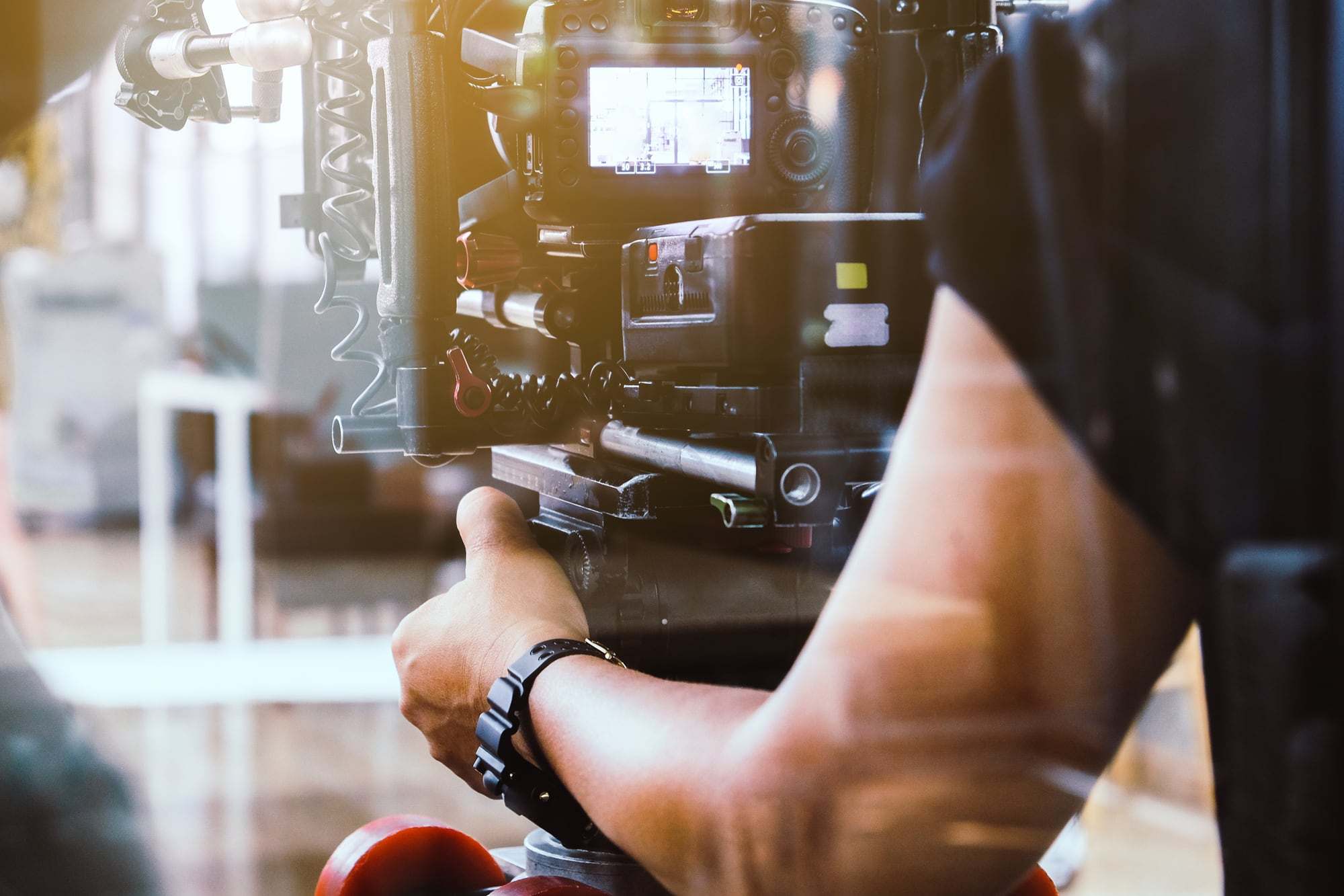 Een cameraman filmt met een professionele filmcamera