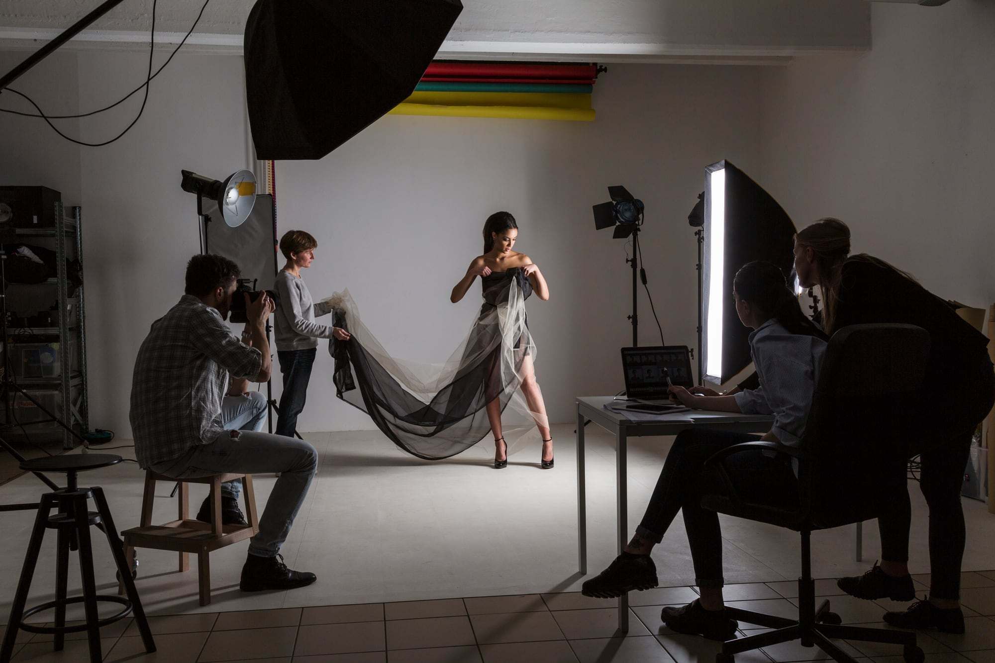 Een modefotoshoot in een studio met licht en crew