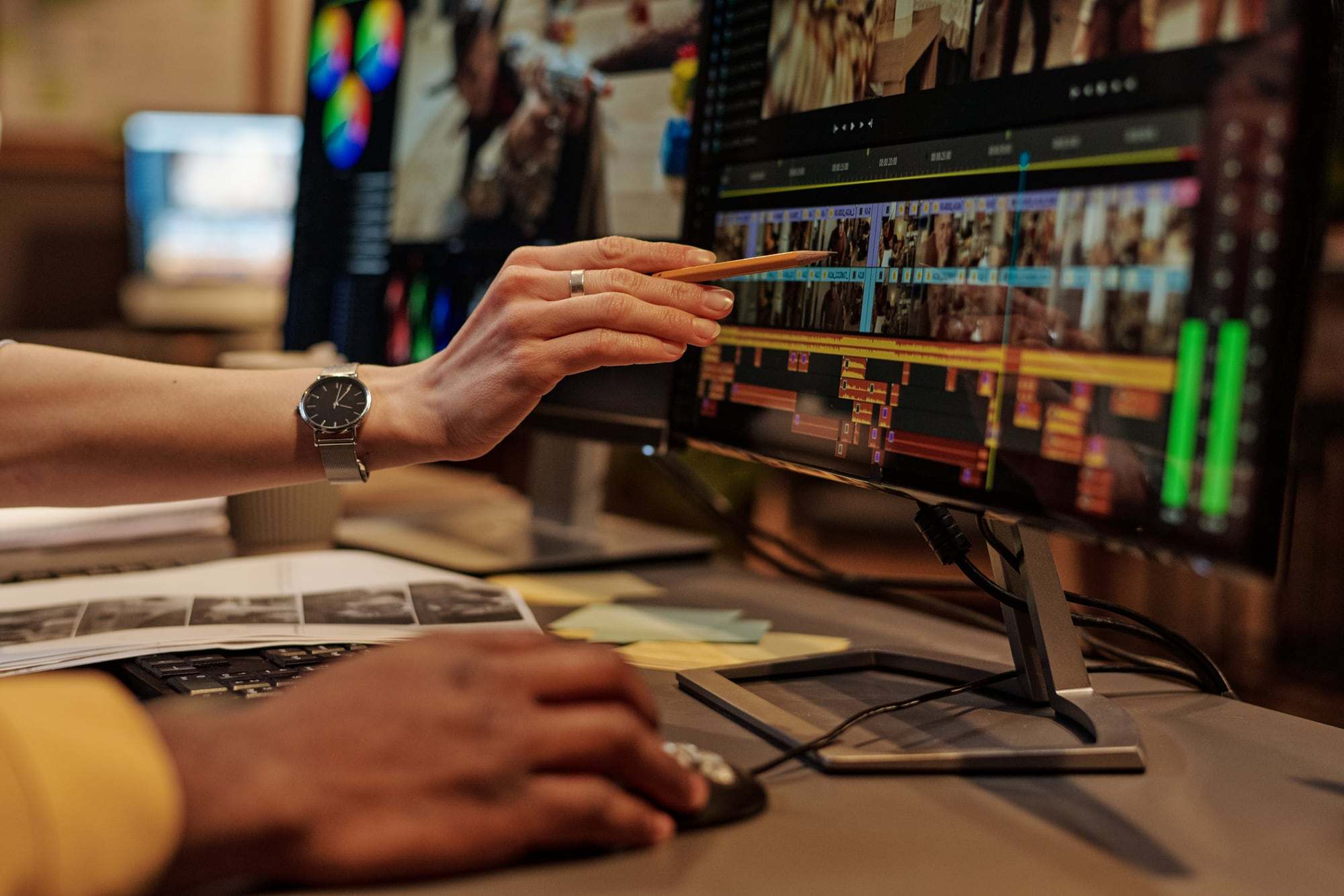 Een colorist past de kleurcorrectie van een video aan op een montageplek