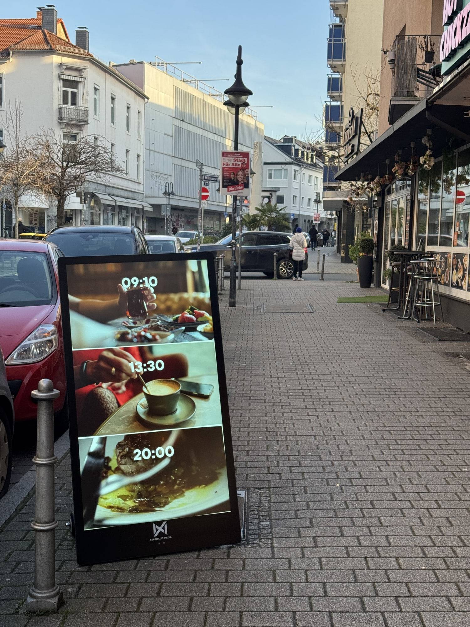 Seabiscuit-scherm met een ontbijtkaart in een winkelstraat