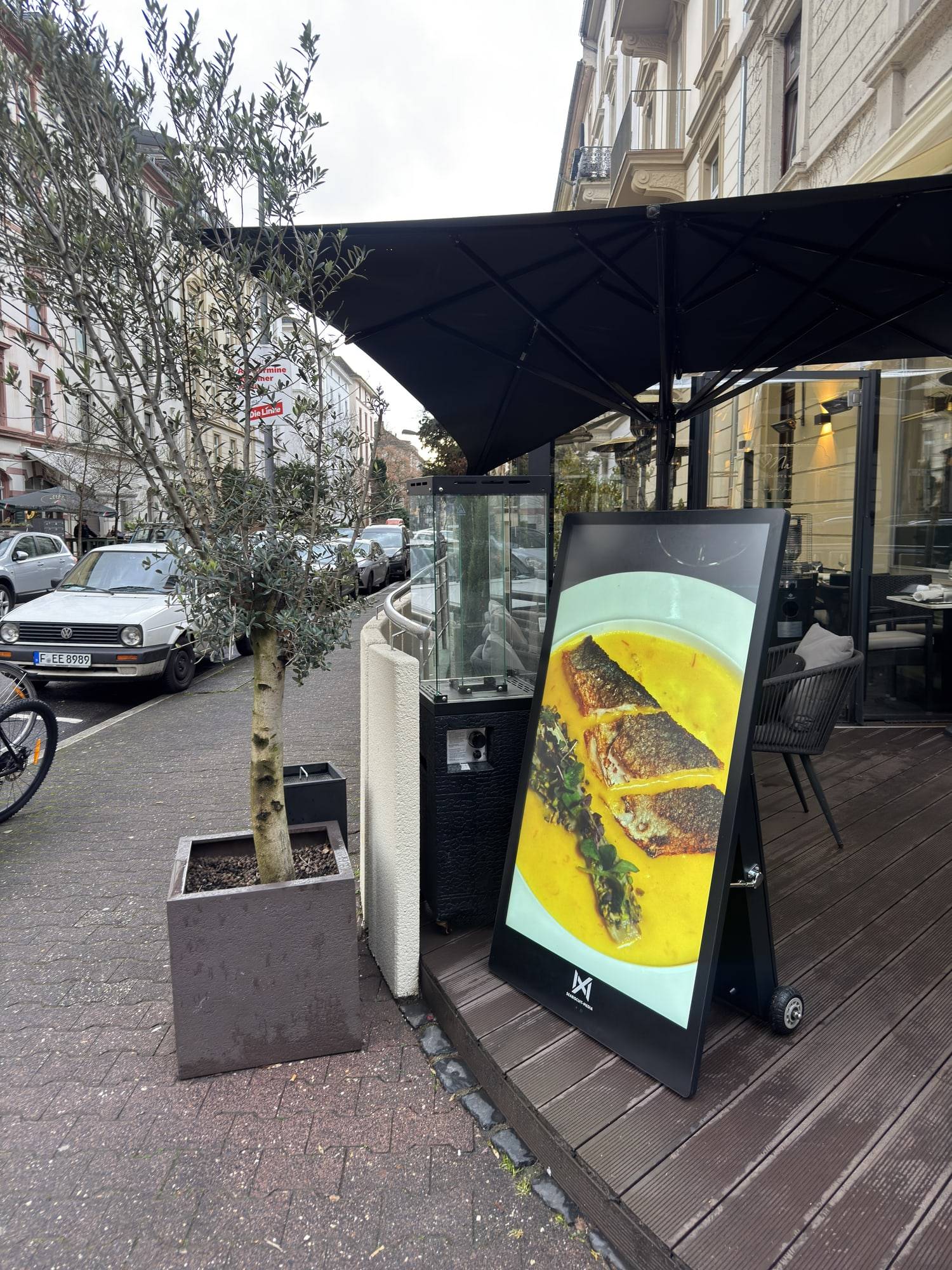 Seabiscuit-buitenscherm onder een luifel naast een boombak