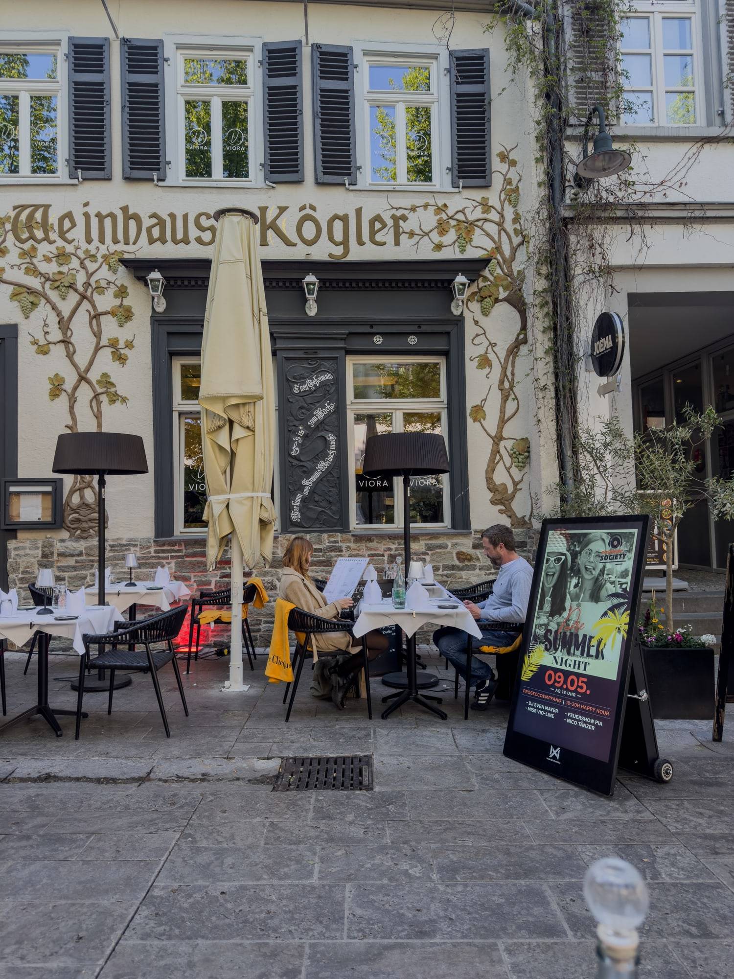 Seabiscuit-buitenscherm naast het terras van een historisch restaurant