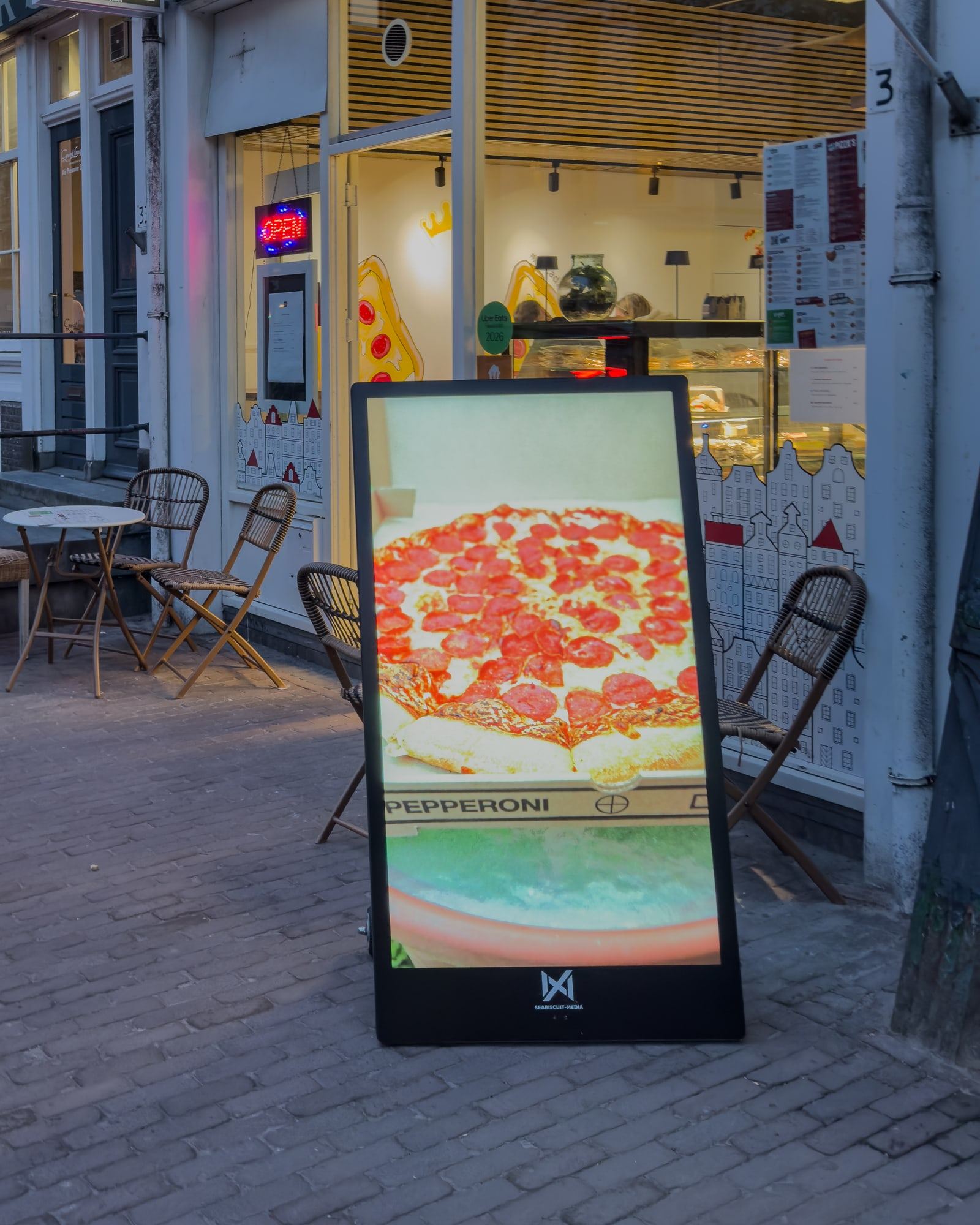 Seabiscuit-buitenscherm in een straat in Amsterdam bij schemering
