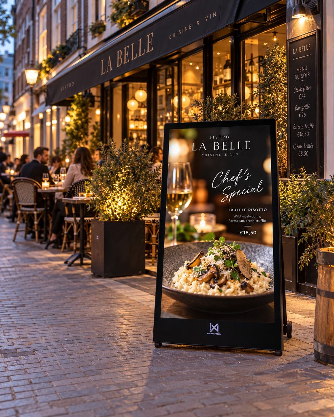 Seabiscuit-buitenscherm met een dagschotel voor een restaurantterras bij schemering